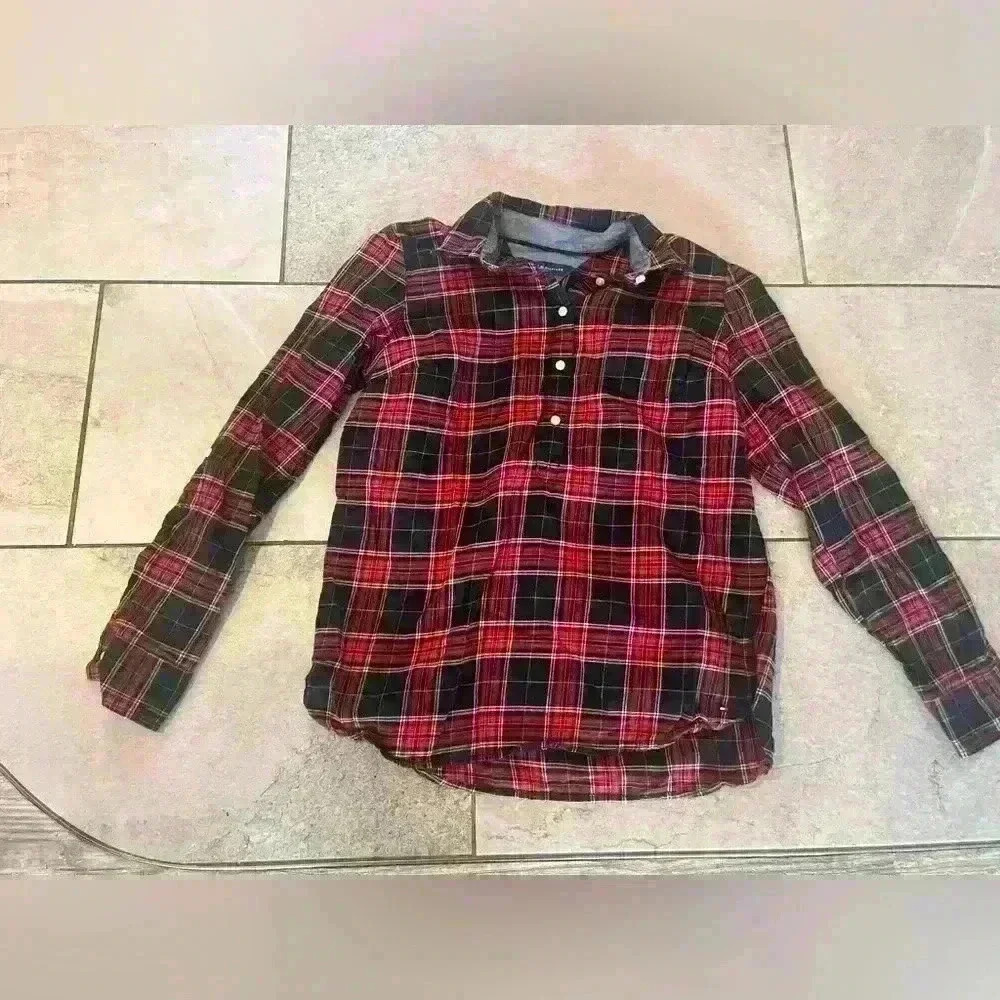 Women’s size small‎ Tommy Hilfiger quarter button down plaid shirt